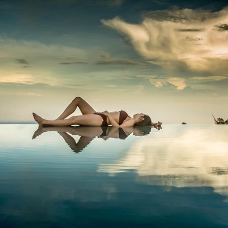 Munduk Moding Plantation Nature Resort Exterior foto A photomontage of a woman lying on a lake