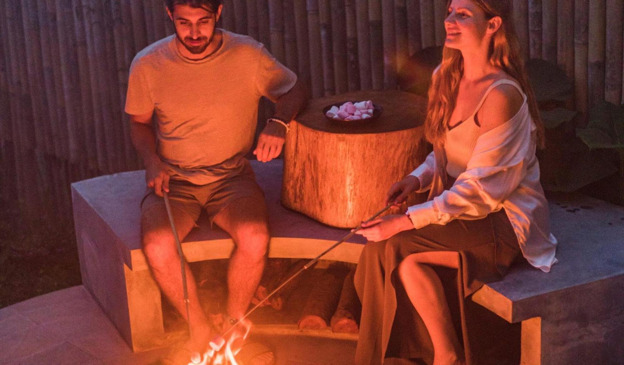 Munduk Moding Plantation Nature Resort Exterior foto A couple roasting marshmallows at a campfire