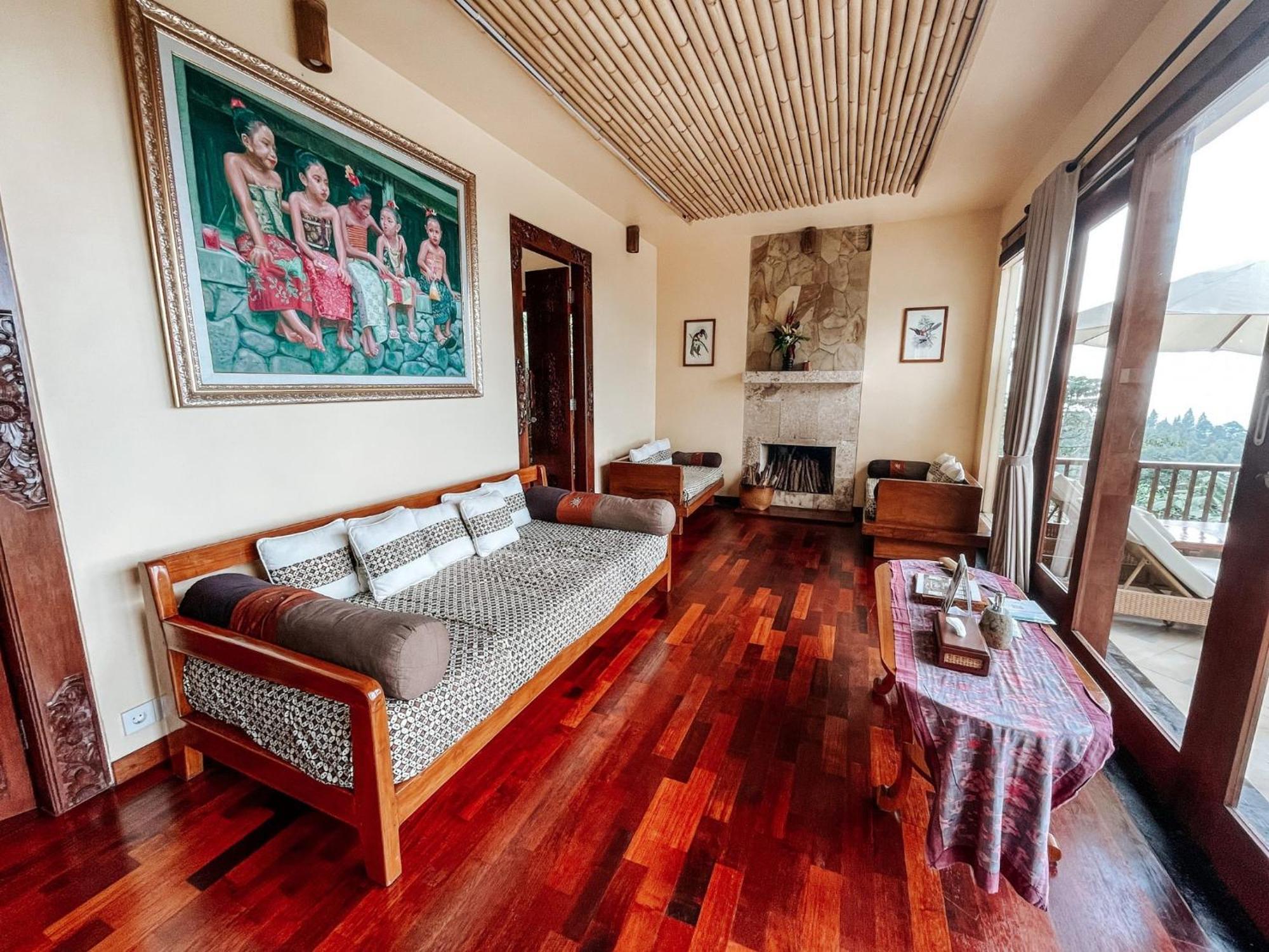 Munduk Moding Plantation Nature Resort Exterior foto Interior of a suite at the hotel