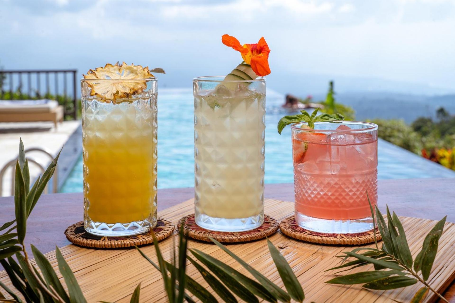Munduk Moding Plantation Nature Resort Exterior foto Cocktails at the pool