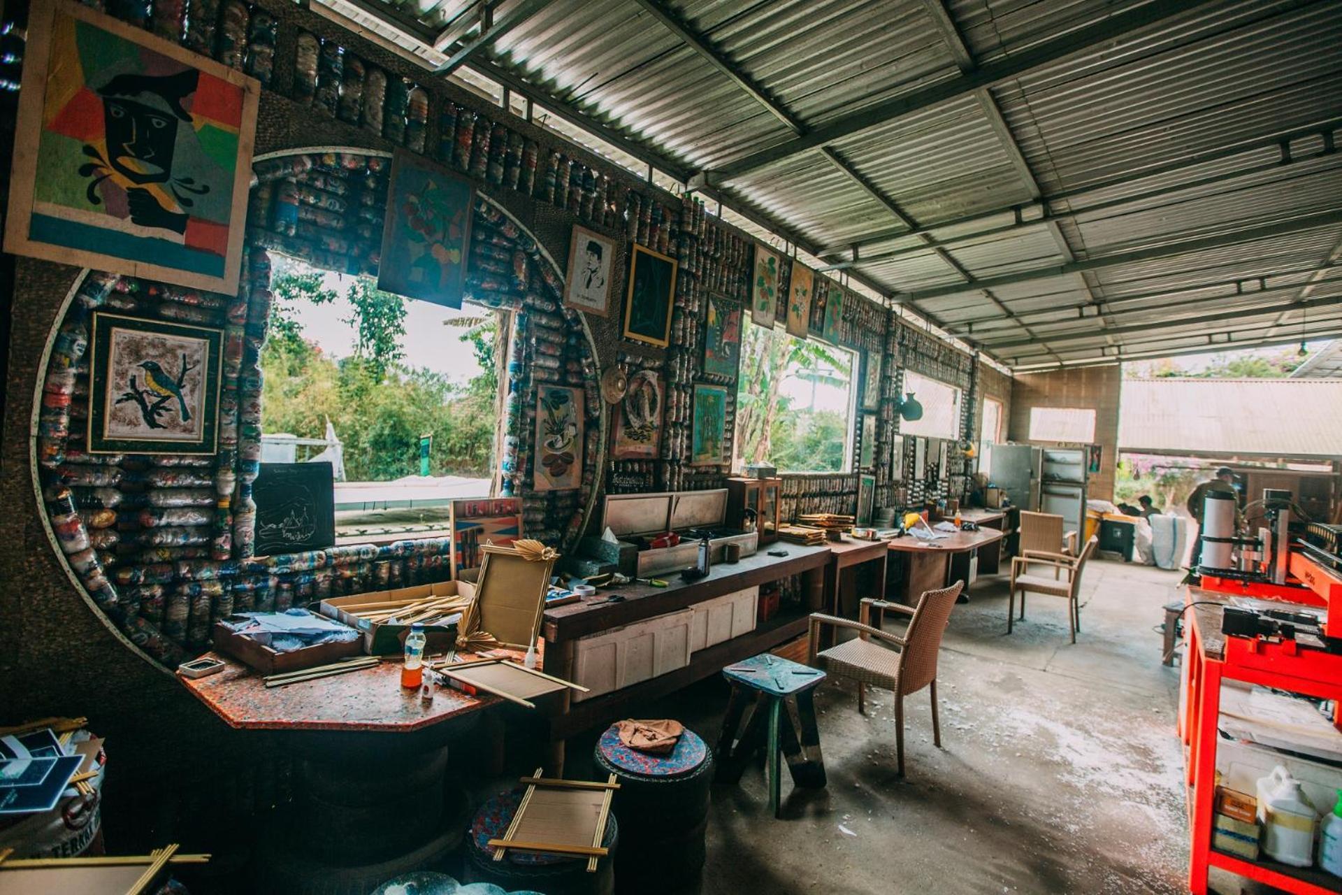 Munduk Moding Plantation Nature Resort Exterior foto The studio of Radio Station