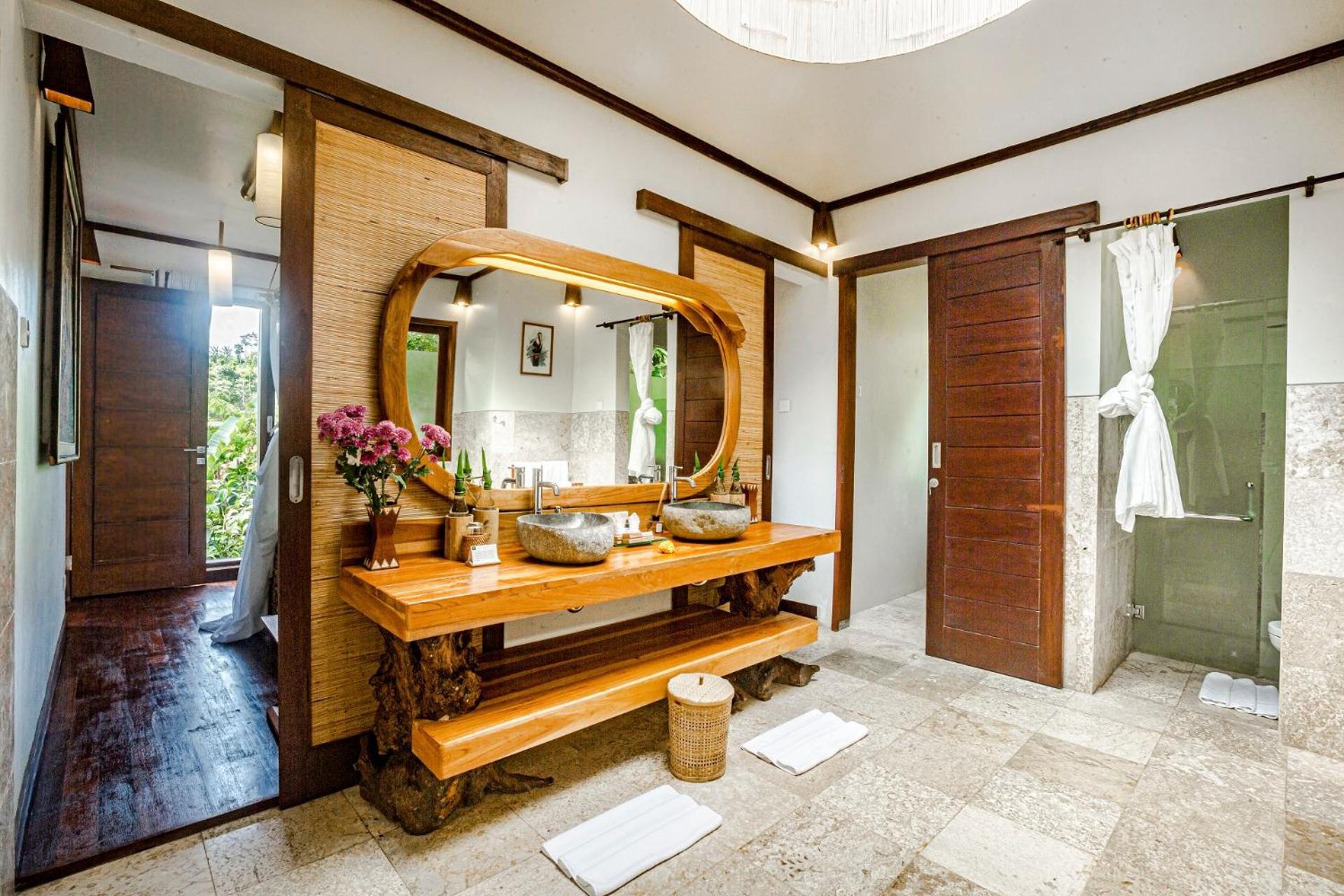 Munduk Moding Plantation Nature Resort Exterior foto Bathroom at the Four Seasons Resort