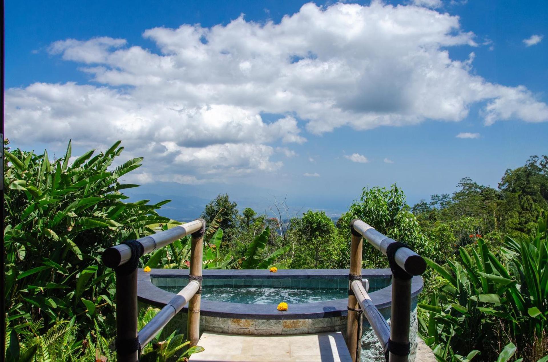 Munduk Moding Plantation Nature Resort Exterior foto A hot tub at a resort