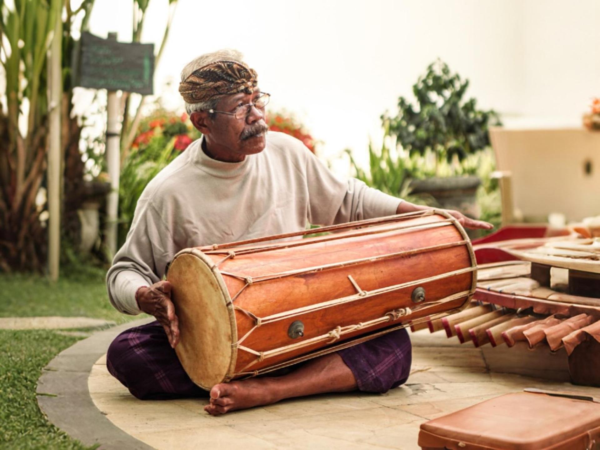 Munduk Moding Plantation Nature Resort Exterior foto A man playing the marawaka